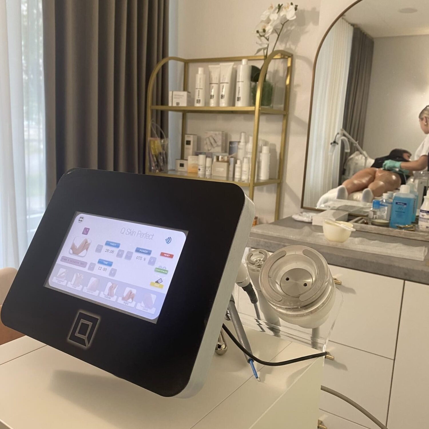 Aparatinė kombinuota RF (QSkin) + EMS procedūra