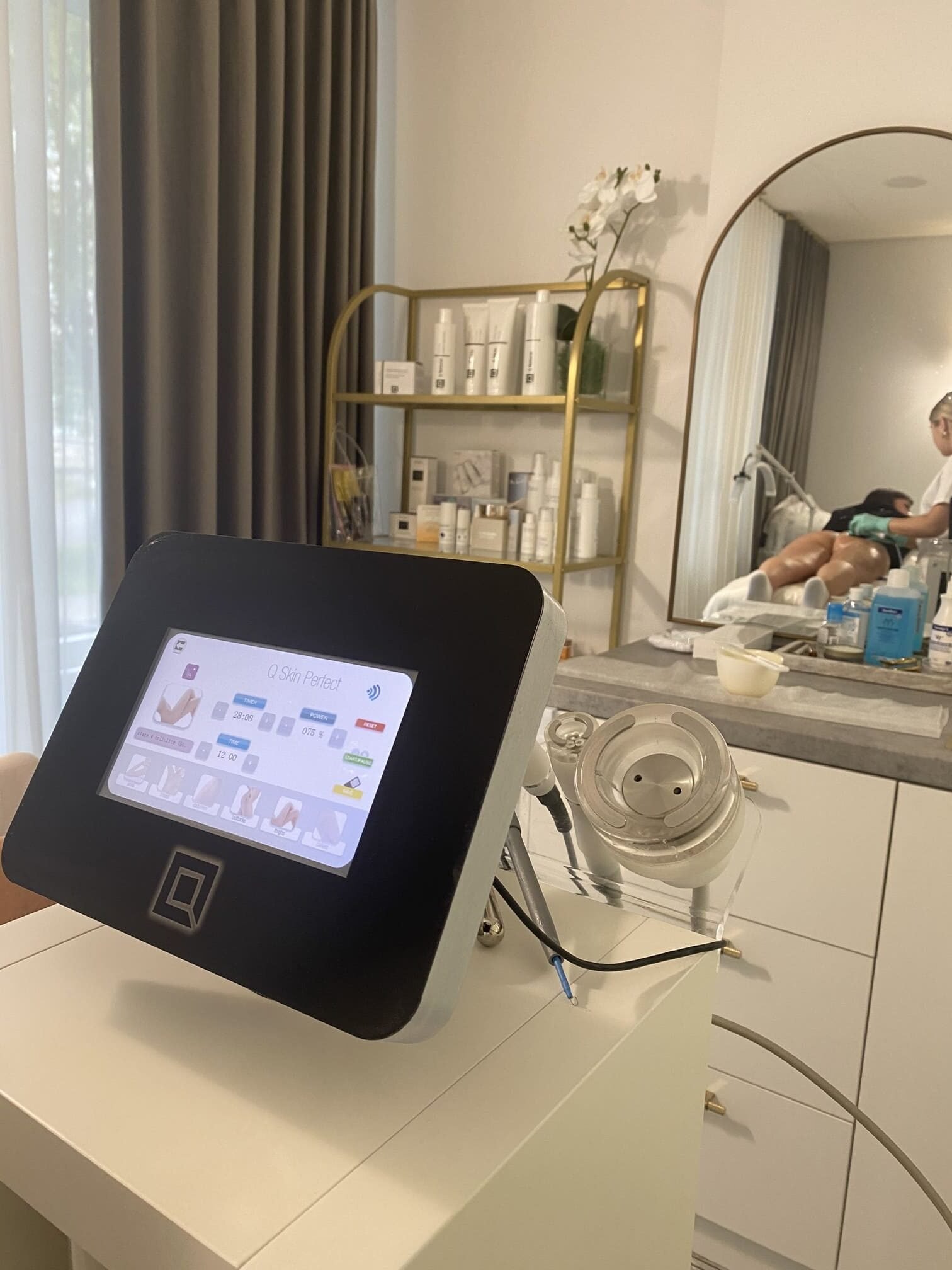 Aparatinė kombinuota RF (QSkin) + EMS procedūra