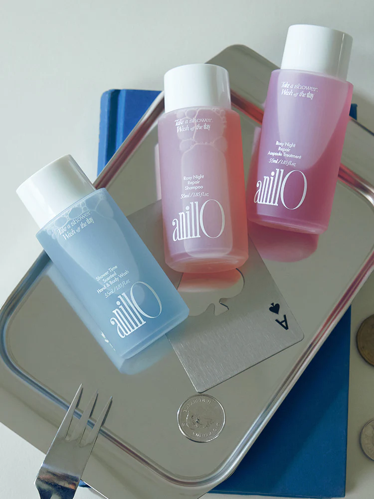 AnillO Rosy Night & Shower Time Travel Shower Kit – kelioninis kūno ir plaukų priežiūros rinkinys 1 AnillO Rosy Night & Shower Time Travel Shower Kit – kelioninis kūno ir plaukų priežiūros rinkinys